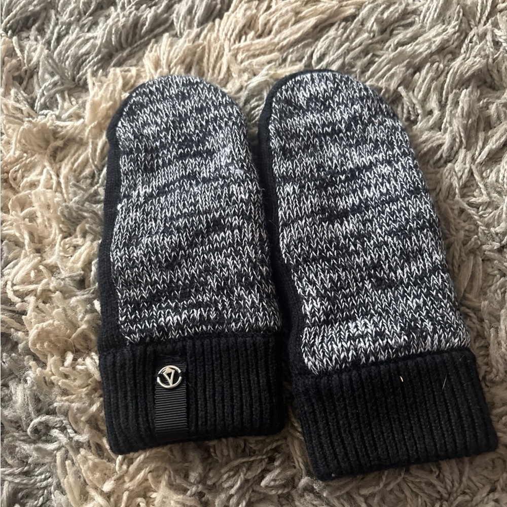 Ivivva Black and White Knit Mittens